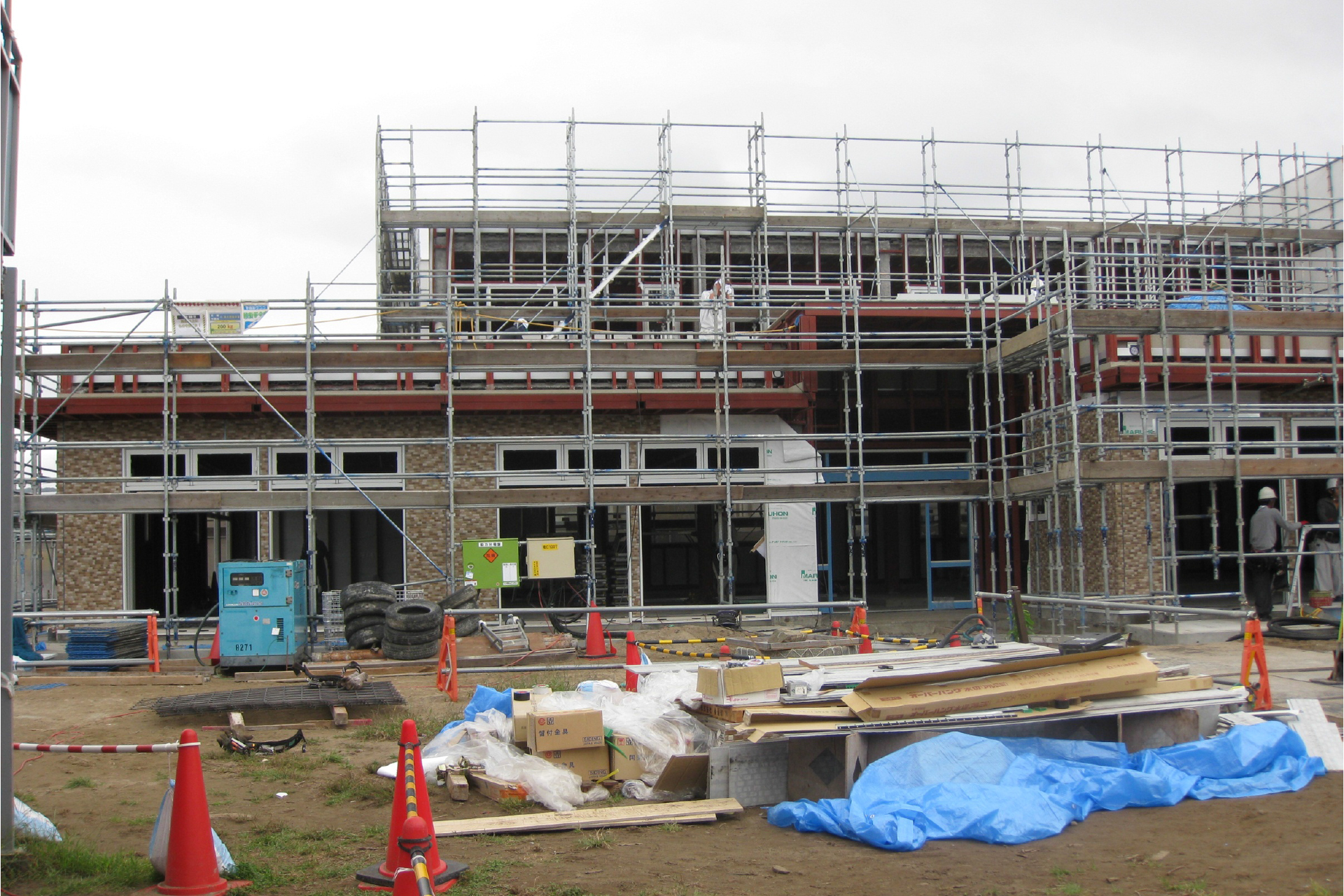 石巻ひがしこども園　こども園本体基礎完了、鉄骨組立施工