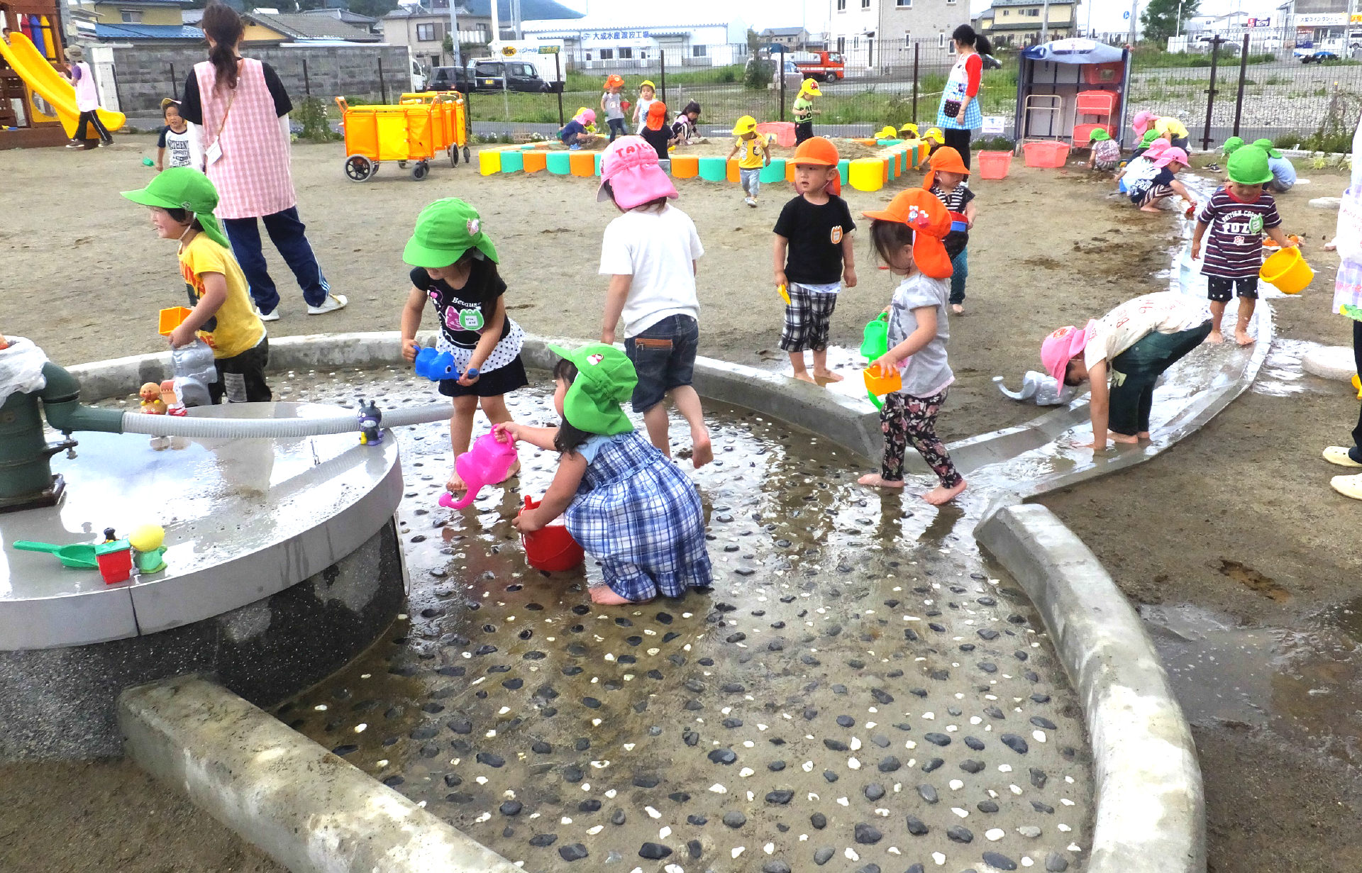 石巻東こども園　プール、水浴び、泥んこ遊び